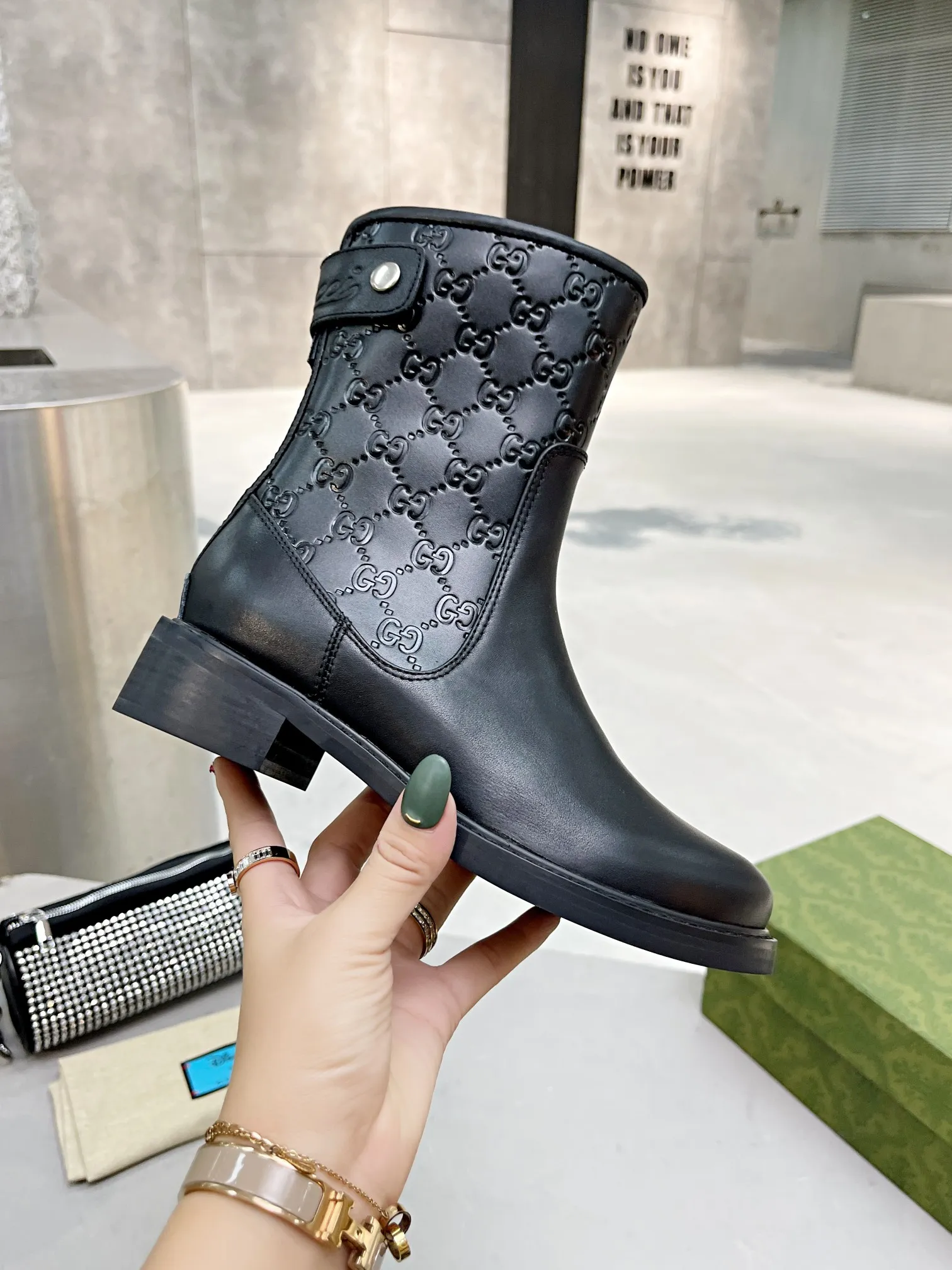 👟👟Ex-factory price 600👟👟 Gucci | Gucci short boots small embossed model ²⁰²¹𝐬𝐬 ⭐️ G home main series classic full cowhide printed embossing original classic never goes out of style 👟👟representative of classic hot style double G embossed As an iconic symbol of the brand with a distinctive style, each logo contains the brand's unique historical heritage and value pursuit, interpreting the fashionable and timeless aesthetic concept with enduring charm. Classic brand logo, brand spirit. ❥Gucci purchasing agent level! Full of high-end feel! This is a popular model among bloggers at home and abroad. It makes your feet look slender. It feels so beautiful on your feet! Upper: Original calfskin Lining: Imported sheepskin lining Outsole: Original molded outsole Shoe shaft height: 25cm Heel height: 4cm Shoe size: 35-39 (34, 40, 41 can be customized) Packaging: Original high-end full set of green packaging